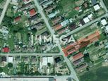 Na predaj rovinatý pozemok so starším RD, Čečejovce (Košice-okolie)