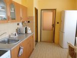 Na predaj priestranný 3. izbový byt ( 78 m2) v dobrej lokalite mesta Senica.