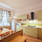 HERRYS - Na predaj pekný 2 izbový byt s vysokými stropmi v tehlovom bytovom dome so zeleným dvorom