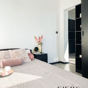FIEBS | Atypický klimatizovaný 2izbový byt s vysokými stropmi na prenájom