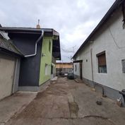 Dva dvojposchodové rodinné domy na spoločnom pozemku s dvojmiestnou garážou
