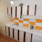 Tehlový 1-izbový byt na prízemí bytového domu, blízko trhoviska Miletičova, výborná dostupnosť, cena