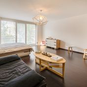 HERRYS - Na predaj priestranný 1 izbový byt v tehlovej novostavbe s výhľadom na stromy