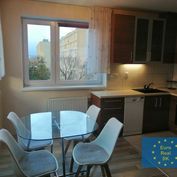 Tiché bývanie ponúka 2 izb. byt v novostavbe v KE–Terasa, Kysucká ul., kompletne zariadený, parkovan