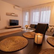 REZERVOVANÉ | EXKLUZÍVNE | 2-izbový klimatizovaný byt s veľkým balkónom 6,58 m2 | ul. Smaragdová | B