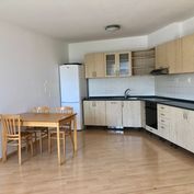 Ponúkame Vám do pozornosti 3 izbový mezonetový byt v staršej novostavbe na Koniarekovej ulici v Trna