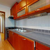 Predaj slnečný 3- izbový byt s nadštandardnou výmerou 81 m2, na Hospodárskej ulici v Trnave