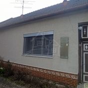3 izbový rodiny dom v pôvodnom stave na veľkom pozemku v obci Trakovice na predaj
