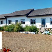 NOVOSTAVBA : 4 izbový byt osadený v TROJDOME zo záhradkou v novej časti obce Jakubov pri Malackách!!