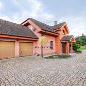 Exkluzívny  PREDAJ – 5-izbový rodinný dom s dvoj garážou, pozemok 1015m2 – Nitra