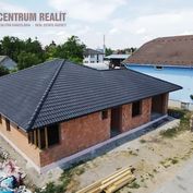 EXKLUZÍVNE: Príjemný veľký nový bungalov zast.pl. 184 m2,  so vstavanou garážou a krytou terasou
