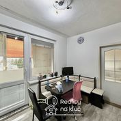 Na predaj veľký 2-izbový byt prerobený na 3-izbový s balkónom na Vajanského ulici v Nových Zámkoch