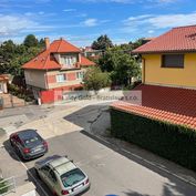 Ponúkame na predaj 4 izb. byt v Prievoze   prostredí medzi rodinnými domami  s garázou a parkovaním
