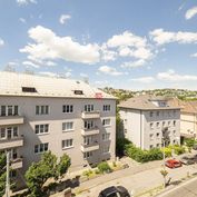 HERRYS, Na predaj priestranný 3 izbový byt s garážovým státím pri Bratislavskom hrade
