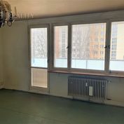 Slnečný 2 izbový byt s kuchynským kútom, 46 m2, lodžia, ul. J.Halašu, Trenčín / Juh I