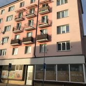 ZNÍŽENÁ CENA !!! Vyhľadávaná lokalita – trojizbový byt v centre mesta Lučenca