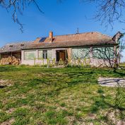 Starší rodinný dom na samote pri Malom Dunaji v obci Hrubý Šúr