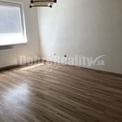 Na predaj čiastočne zrekonštruovaný 4-izbový byt v Lučenci.