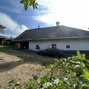 REZERVOVANÉ-Na predaj 3 izbový dom v Brezne so slnečným pozemkom