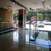 Pekný,nový obchodný priestor s výkladmi v CBC,s toaletou,s parkovaním,o rozlohe 79 m2,časť Nivy.