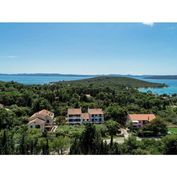 Predáme luxusnú modernú novostavbu rodinnej vily s bazénom na ostrove oproti Zadaru v CHorvátsku