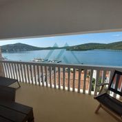 Nádherný 2-izbový apartmán s panoramatickým výhľadom na more, 80m od mora, Tisno, Chorvátsko