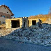 PREDAJ - Stavebný pozemok s betónovou platňou o výmere 761 m2 obec Jalovec okres PRIEVIDZA
