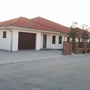 Štvorizbová novostavba  bungalovu – ľavá časť dvojdomu v prevedení štandard v lokalite Biely Kostol