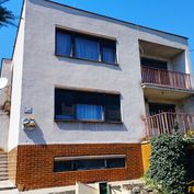 ZĽAVA! Predáme dvojgeneračný 5-izb. rodinný dom v obci Šoporňa s ideálnym pozemkom (800 m2)