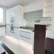 Na predaj 3 izbový byt v meste Banská Štiavnica, komplet rekonštrukcia, 64 m2