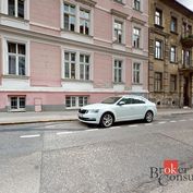 originálny 1izbový byt v zníženom prízemí historickej budovy na Leškovej ulici v Bratislave.