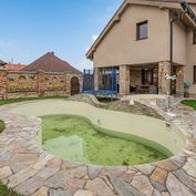 Na predaj 6 izbový rodinný dom s pivnicou a bazénom - Limbach