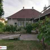 Výrazne znížená cena !!! Predaj rodinného domu na pozemku s výmerou 973 m2 v obci Matúškovo