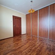 2izb. byt v Dúbravke pri OC SARATOV v obývania-schopnom stave a pekným nezastavaným výhľadom