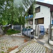 Ponúkame Vám na predaj veľký Rodinný dom v m.č. Vrakuňa ul. Mostná s bazénom
