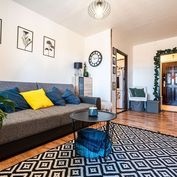 REZERVOVANÉ - ZOMBOVA - útulný čiastočne prerobený 1,5-izbový byt s veľkou terasou - Sídlisko KVP