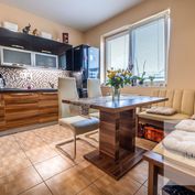 Priestranný 1 izbový byt s veľkou samostatnou kuchyňou v obľúbenej a tichej lokalite Bratislava – De