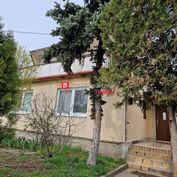 4-izbový poschodový rodinný dom v obci Zemianska Olča (F100-012-REM-E)