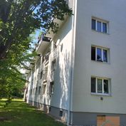 Priestranný tehlový 2 izbový byt s balkónom v Krasňanoch