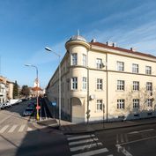 Pekný zrekonštruovaný 4-izbový byt v  centre mesta Trnava s veľkolepou rozlohou až 115 m2!!
