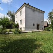 Rodinný dom s veľkým pozemkom, nachádzajúci sa na tichej ulici v Trenčíne