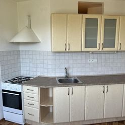 Na predaj: 1 izbový zrekonštruovaný byt v Brezne-top lokalita!