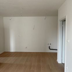 Zariadený 2 izbový byt s balkónom + garáž v novostavbe na Hanzlíkovskej ulici v Trenčíne / Záblatie