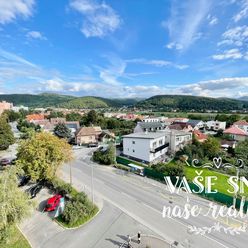 Na predaj veľký trojizbový byt v obľúbenej lokalite Trenčína, s krásnym výhľadom a veľkým potenciálo