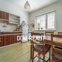 DOM-REALÍT ponúka na predaj 6 izbový rodinný dom na veľkorysom pozemku 25 km od Bratislavy