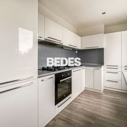 BEDES | Moderný 2 izbový byt v centre mesta so šatníkom