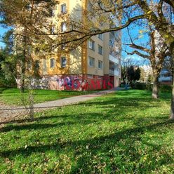 ADOMIS - ponúkame pekný veľký 3-izbový byt v pôvodnom stave 82m2, loggia,sídlisko Terasa, Michalovsk