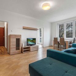 Ponúkame na predaj zrekonštruovaný 2-izbový byt vo výbornej lokalite v Ružinove, ul. Komárnická