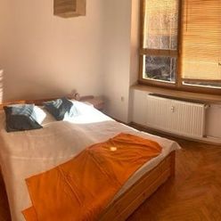 Príjemný 2-izbový byt sa v tehlovom dome nachádza v Nové Mesto Mesto - ul. Kováčska s možnosťou prer