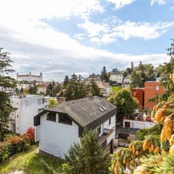 REZERVOVANÉ - Na predaj slnečný 3 izbový byt s balkónom s krásnym výhľadom na hrad v najlepšej štvrt